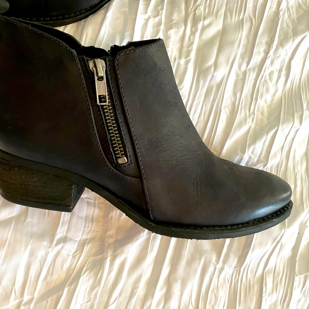 Walking cradle low rise black booties. - IT'S BOOT TIME AGAIN